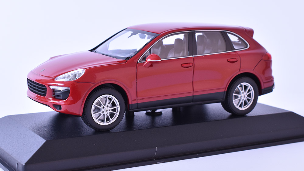 Porsche Cayenne 2014 1:43 - Minichamps časopis s modelem