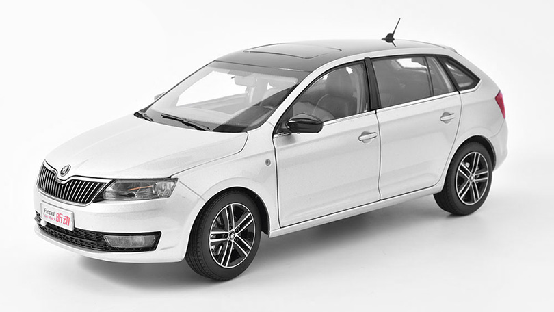 Škoda Rapid Spaceback 2013 1:18 - Stříbrná Metalíza - Abrex