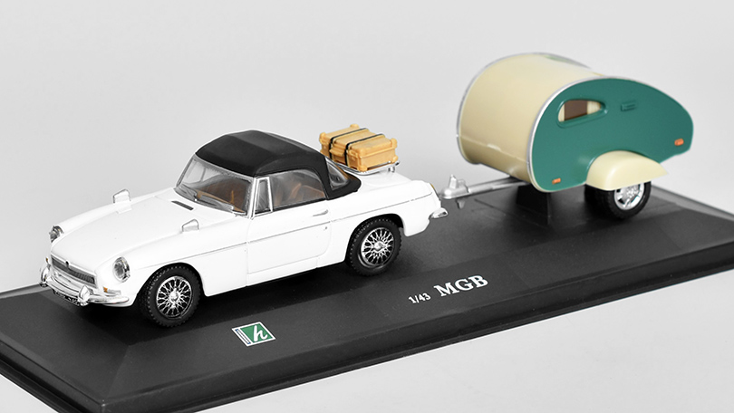 MGB Spider closed + caravan 1:43 - Cararama