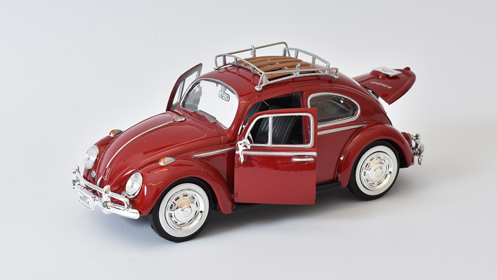 Volkswagen Beetle se střešním nosičem 1:24 - MotorMax