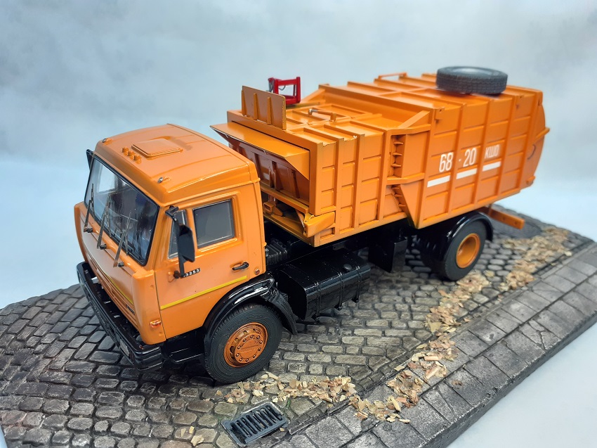 Stavebnice AVD - sestavený vzorek modelu Kamaz popelářský vůz MKM-4503