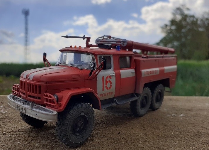 Stavebnice AVD - sestavený vzorek modelu ZIL-131 požární automobil AC-40