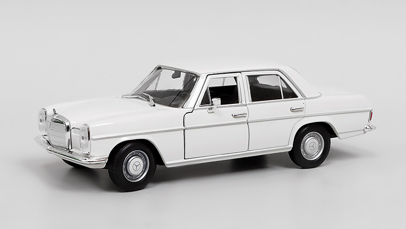 Mercedes 220 W115 1968 bílá 1:24 - Welly