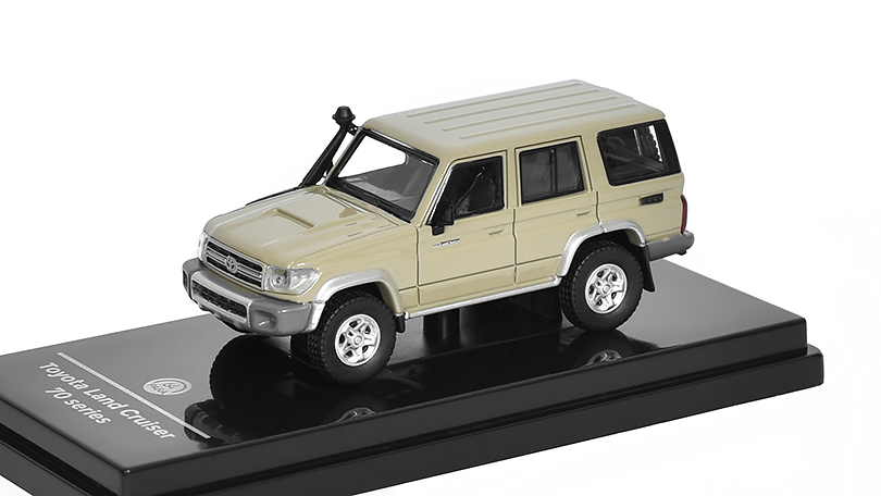 Toyota Land Cruiser 76 2014 tmavě písková 1:64 - PARAGON Models