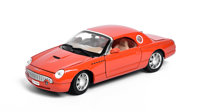 Ford Thunderbird 2002 James Bond Collection 1:24 - MOTORMAX 