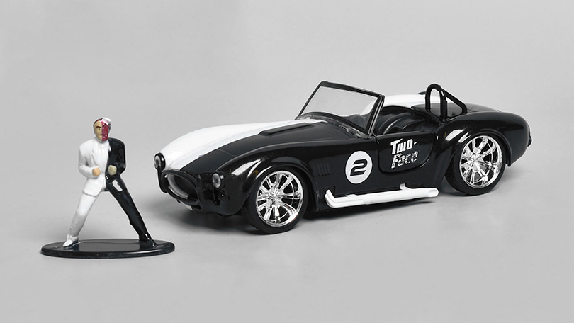 Shelby Cobra 427 S/C 1965 s figurkou Two-Face 1:32 - Jada Toys