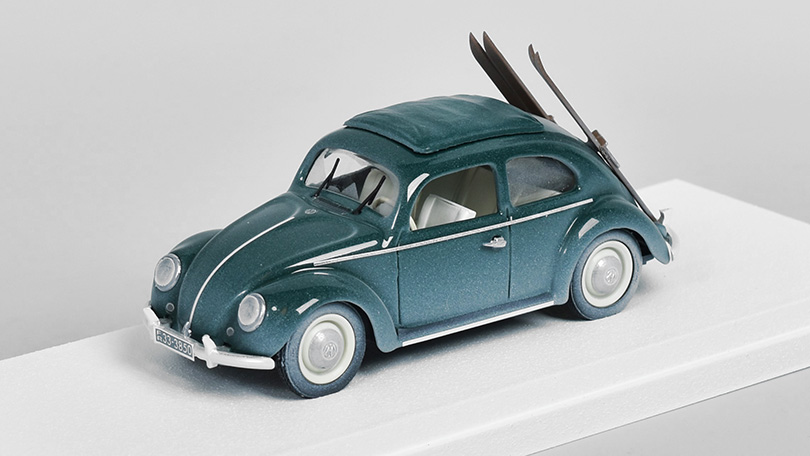 Volkswagen Beetle 1950 s lyžemi 1:43 - Rio Models