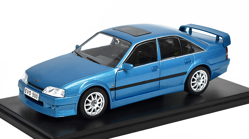 Opel Omega Evolution 500 1:24 - WhiteBox 