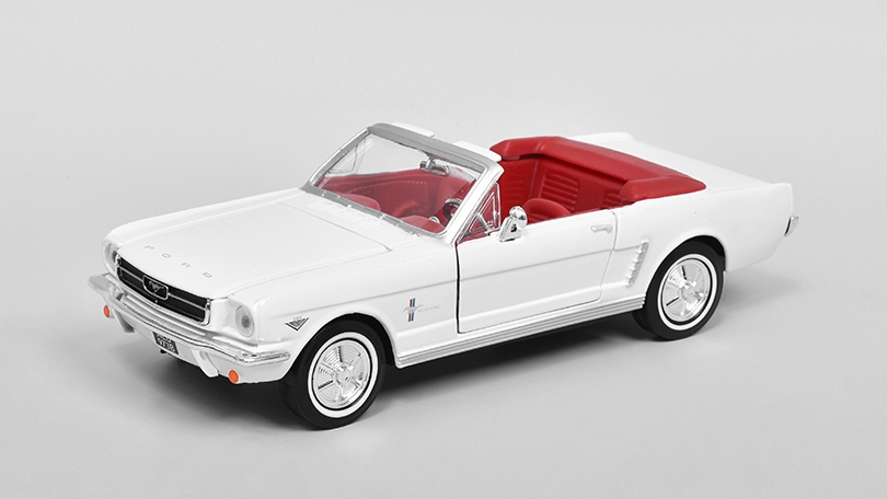 Ford Mustang 1/2 Convertible 1964 James Bond Collection 1:24 - MotorMax