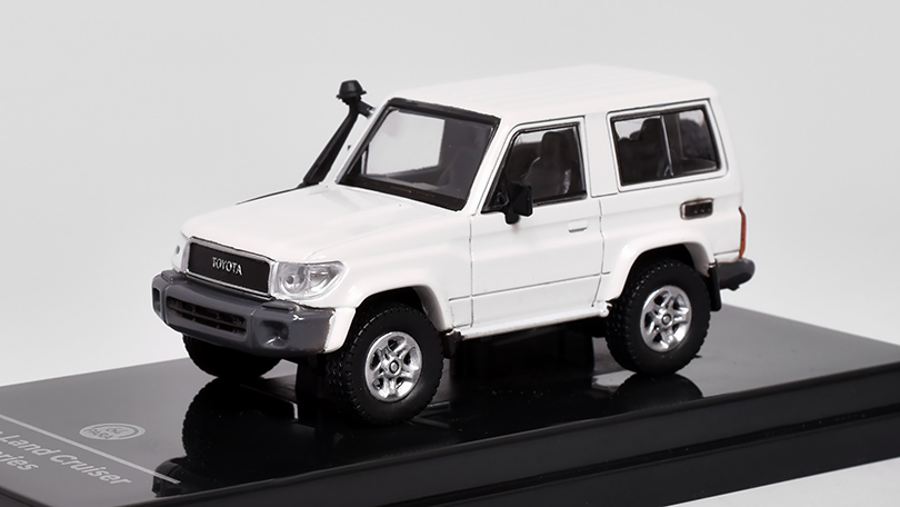 Toyota Land Cruiser 71 2014 bílá 1:64 - PARAGON Models