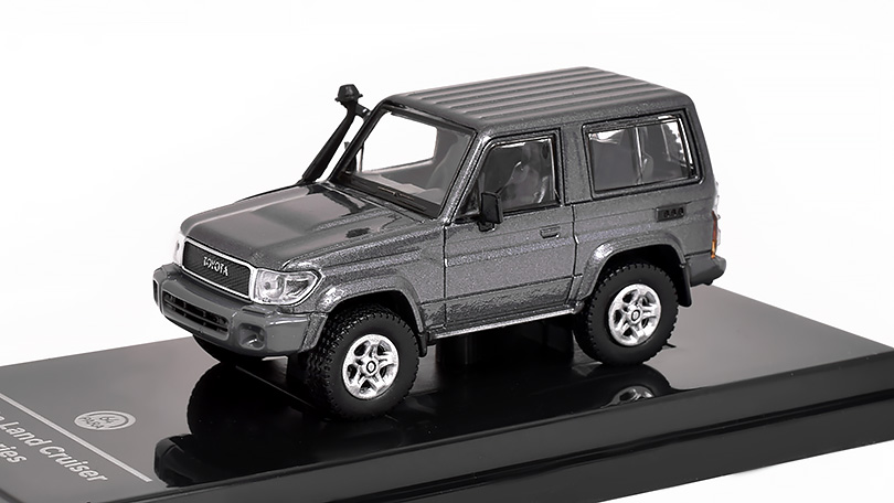 Toyota Land Cruiser 71 2014 tmavě šedá 1:64 - PARAGON Models