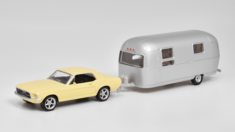 Ford Mustang s přívěsem Airstream 1:43 - NOREV 