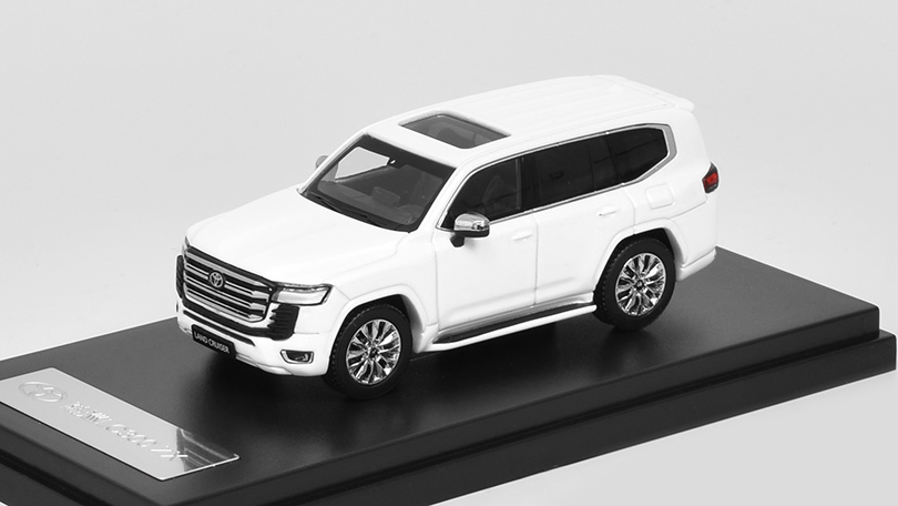 Toyota Land Cruiser LC300 ZX bílá 1:64 - LCD Models