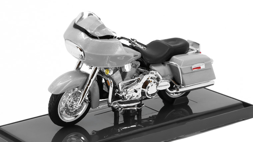 Harley-Davidson FLTR Road Glide 2002 šedá na podstavci 1:18 - Maisto