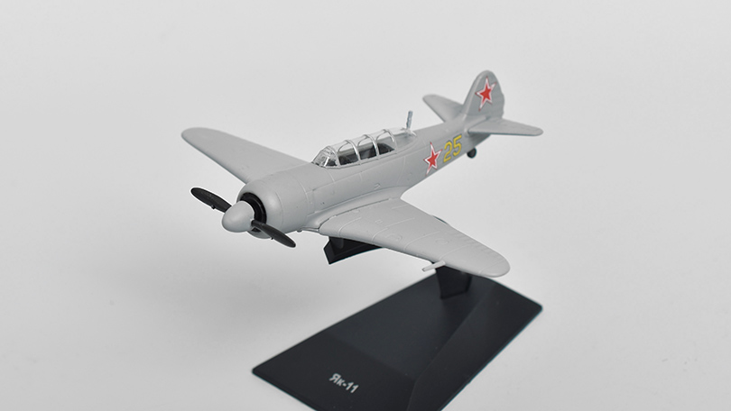 Yak-11 1:85 - DeAgostini časopis s modelem #30 Legendární letadla